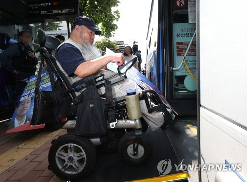 지난 2023년 7월 25일 오전 서울 중구 국가인권위원회 인근 버스정류장에서 전국장애인차별철폐연대가 연 '제17차 버스행동'에서 활동가들이 저상버스에 타고 있다. [연합뉴스]